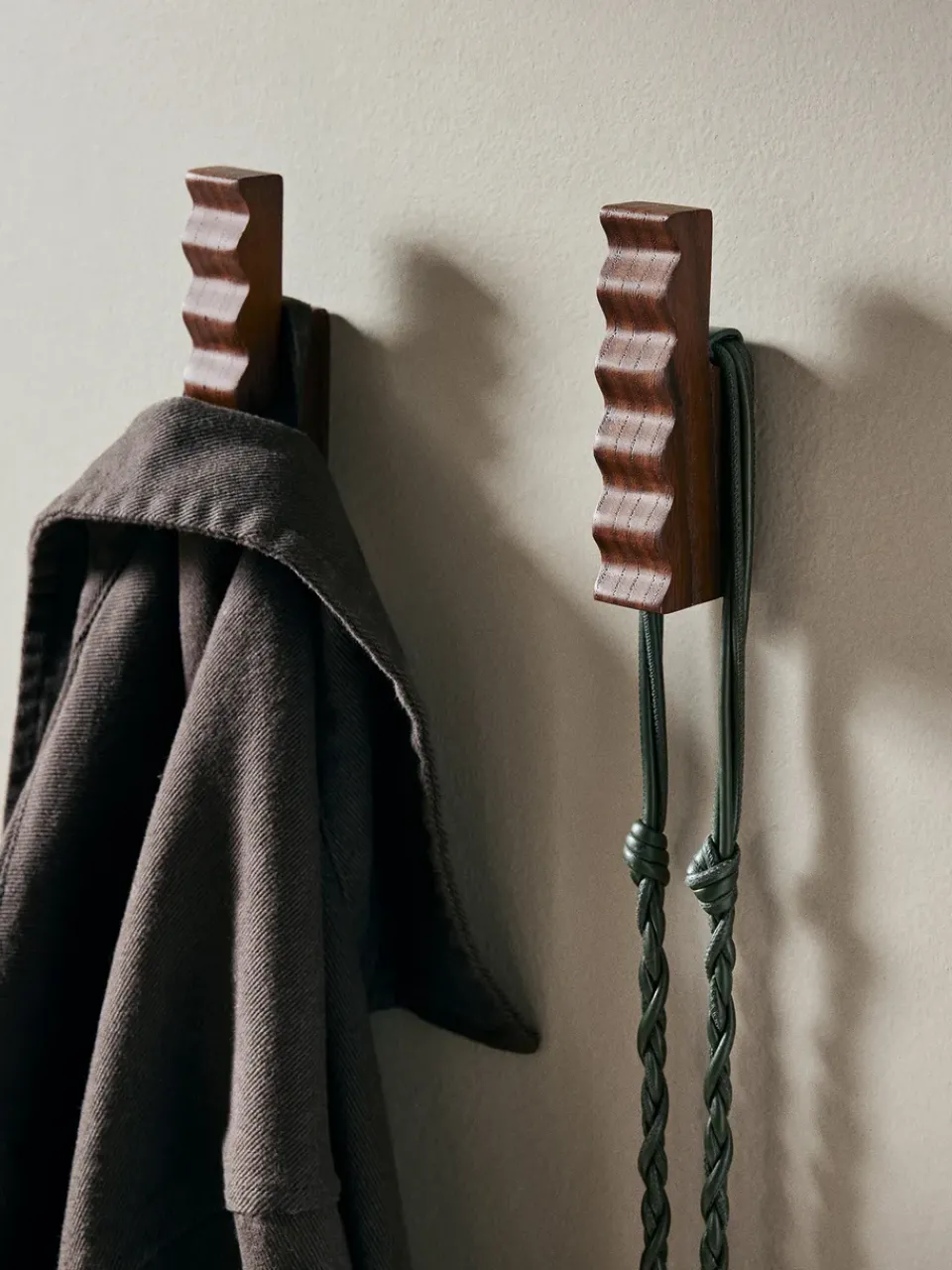 2 Ganchos Unda, oscuro*Ferm Living Hot