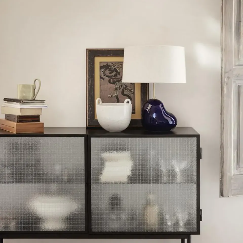 Aparador Haze, Cashmere, vidrio ondulado*Ferm Living Online