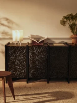 Aparador Scarni, Fresno teñido oscuro, 163x50x74 cm*Ferm Living New