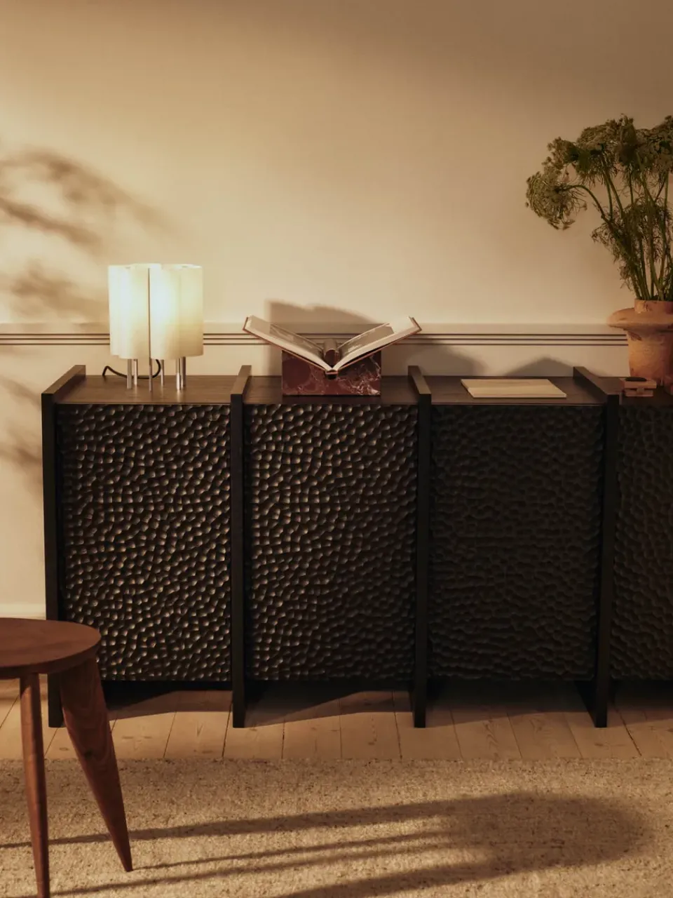 Aparador Scarni, Fresno teñido oscuro, 163x50x74 cm*Ferm Living New