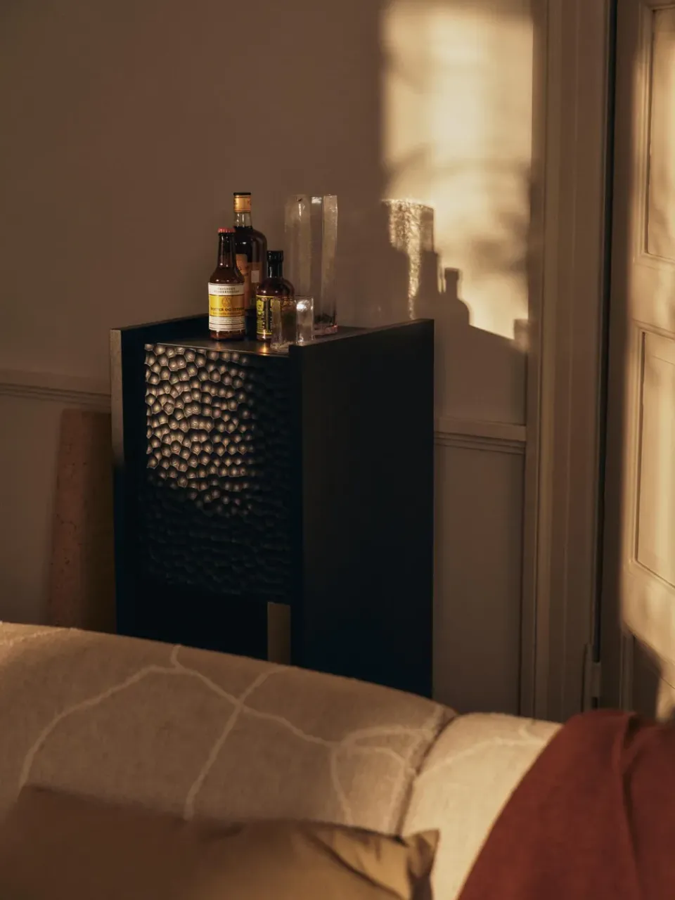 Armario Scarni, Fresno teñido oscuro, 38×40×100 cm*Ferm Living Online