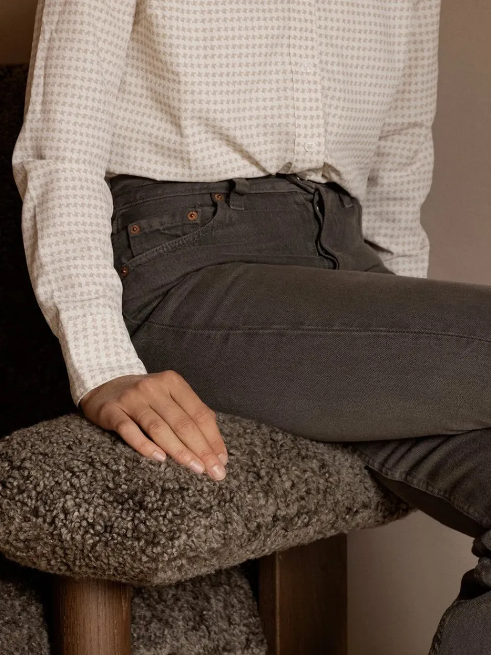Butaca Brasilia, Dark oak-Sahara sheepskin curly*Audo Copenhagen