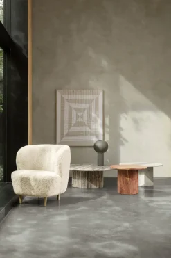 Butaca Lounge Stay Small, Piel de oveja Moonlight-roble lacado*GUBI Outlet
