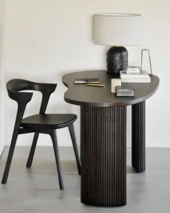Escritorio Boomerang, Caoba teñida en oscuro, 160x83x76 cm*Ethnicraft Hot