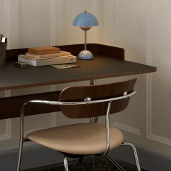 Escritorio Pavilion AV17, Mushroom linoleum, roble lacado, patas de cromo*&Tradition New