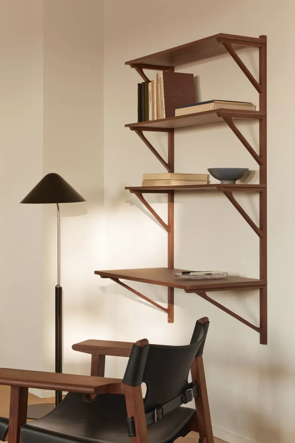 Estantería con escritorio BM29, 78x134 cm, Walnut lacquer*Fredericia Furniture Discount