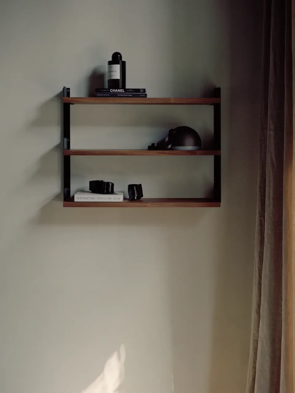 Estantería de pared Tea Shelf 46x62,5 cm, Nogal*New Works Clearance