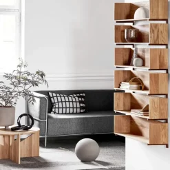 Estantería de pared Stack, Oak, soportes en nogal aceitado oscuro*Kristina Dam Studio Clearance
