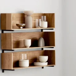 Estantería de pared Stack, Oak, soportes en nogal aceitado oscuro*Kristina Dam Studio Clearance