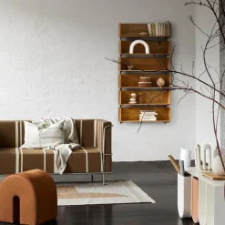 Estantería de pared Stack, Oak, soportes en nogal aceitado oscuro*Kristina Dam Studio Clearance