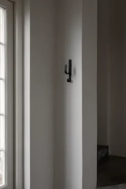 Gancho Woody One, Black stained oak*Cooee Design Best