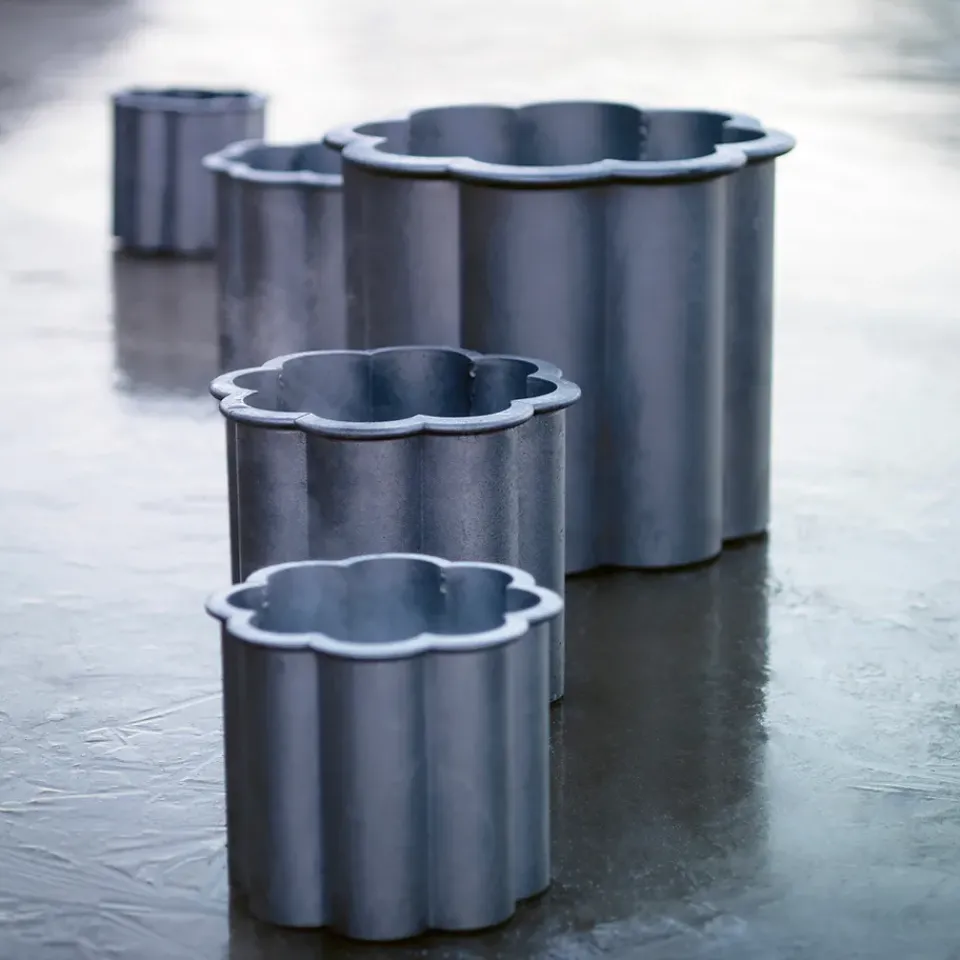 Maceta Gråsippa, Aluminio fundido en arena, no. 1 Ø33 cm*Byarums bruk Hot