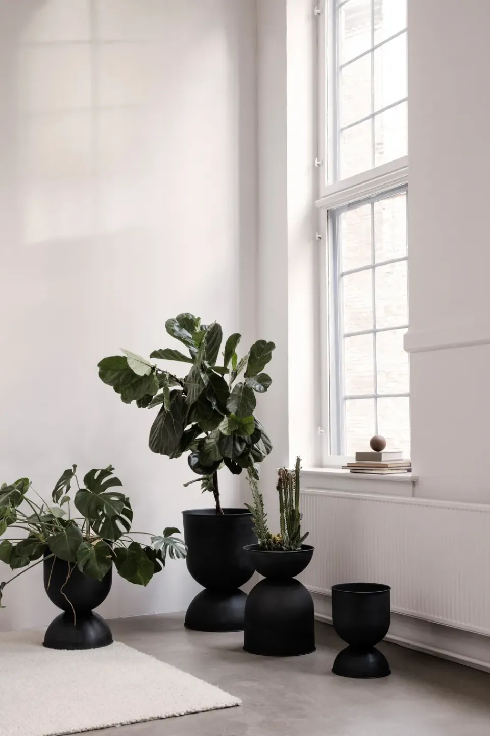 Maceta Hourglass extra small Ø21 cm, -gris oscuro*Ferm Living Best