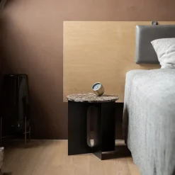 Mesa auxiliar Androgyne, Marble black, ø42 cm, base de acero en color*Audo Copenhagen Hot
