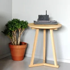 Mesa auxiliar Tripod, Oak-Wax oil small 56x46 cm*Ethnicraft Online