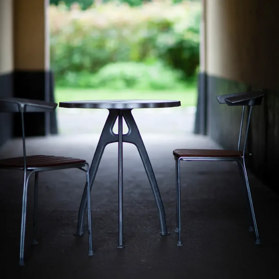 Mesa de café Odd, , soporte lacado en , borde ondulado*Byarums bruk New