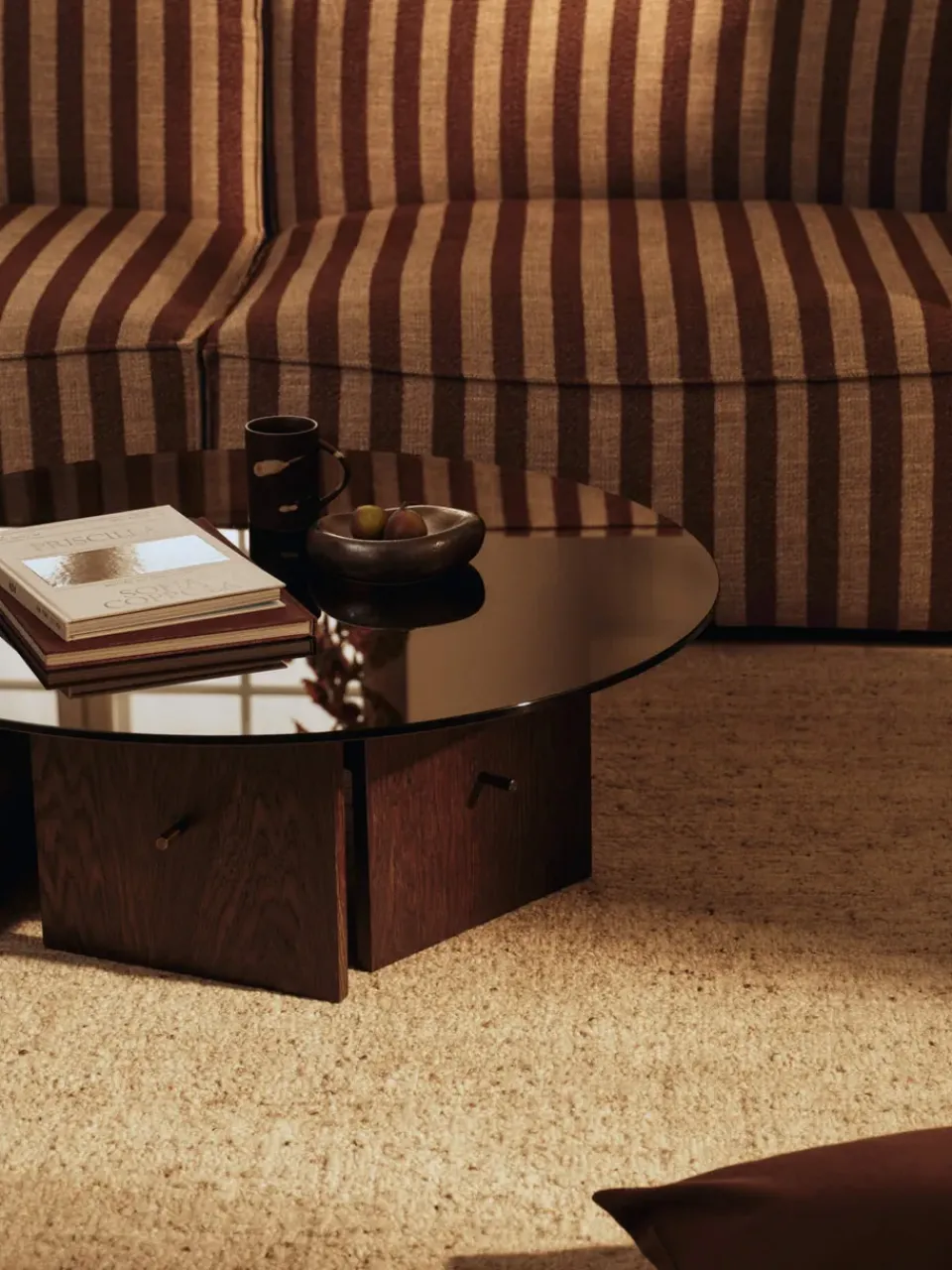 Mesa de centro Aukko, Roble teñido oscuro, vidrio, Ø90×32 cm*Ferm Living Online