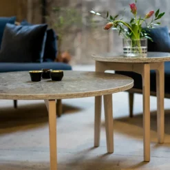 Mesa de centro Höllviken Ø80 cm, Patas de roble tipo piedra caliza blanqueada*Mavis