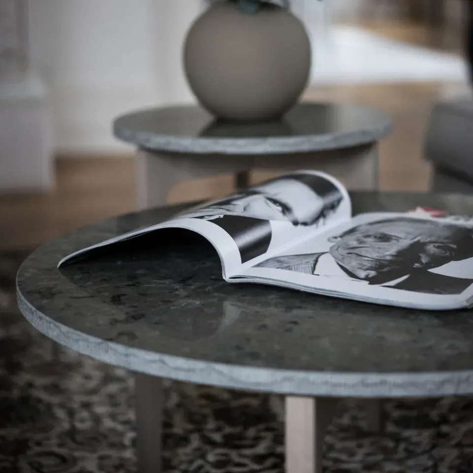 Mesa de centro Höllviken Ø80 cm, Patas de roble tipo piedra caliza blanqueada*Mavis