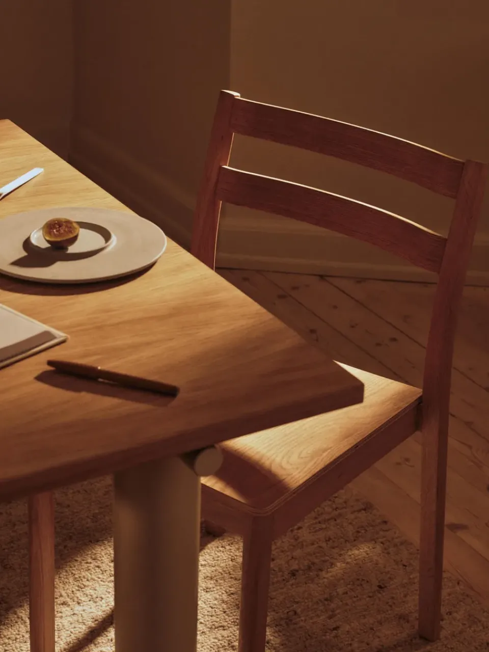 Mesa de comedor Atura, Light cashmere-chapado de roble, 90x160 cm*Ferm Living