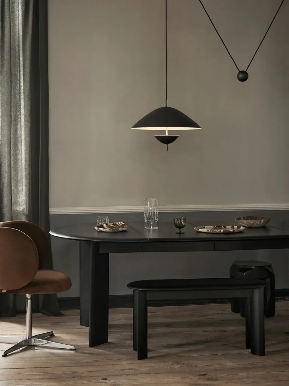 Mesa de comedor Bevel Extendable, Haya negra aceitada, incluye 2 hoja de extensión*Ferm Living Sale