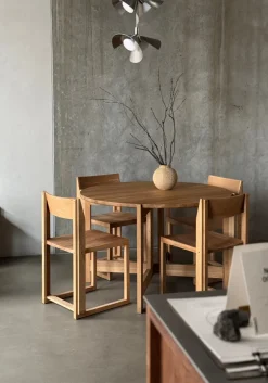 Mesa de comedor Collector Ø120 × 74 cm, Roble lacado en tono cálido*Kristina Dam Studio Best