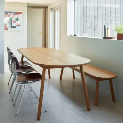 Mesa de comedor Triangle Leg, roble lacado, 250×85 cm*HAY Outlet