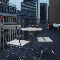 Mesa de tres patas Bryggeri, Roble lacado -galvanizado en caliente*Grythyttan Stålmöbler Online