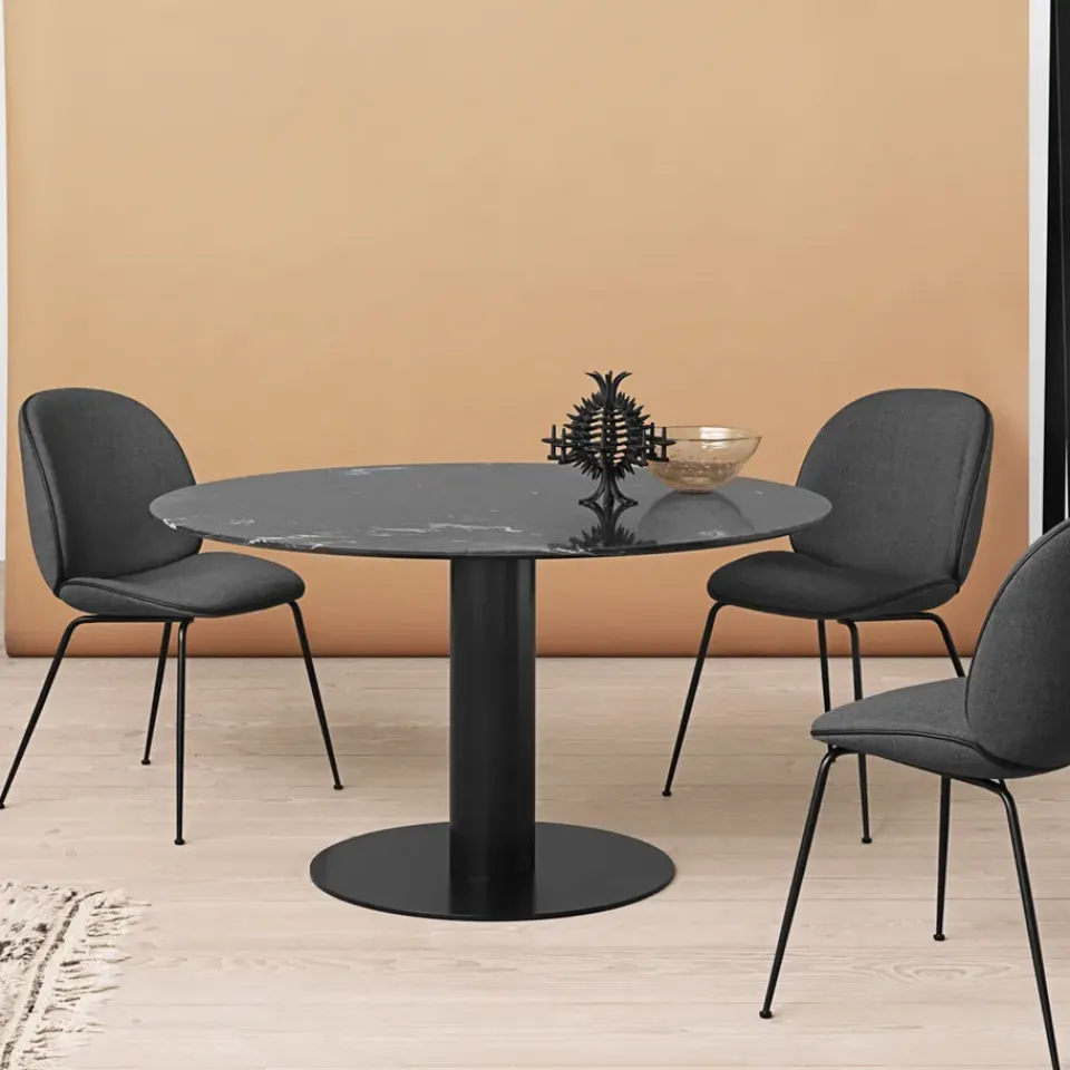 Mesa 2.0, American walnut, ø130, base negra*GUBI New
