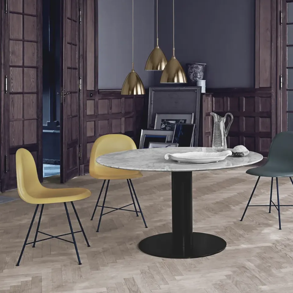 Mesa 2.0, American walnut, ø130, base negra*GUBI New