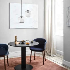 Mesa In Between SK11, Roble aceitado, soporte de metal negro mate*&Tradition