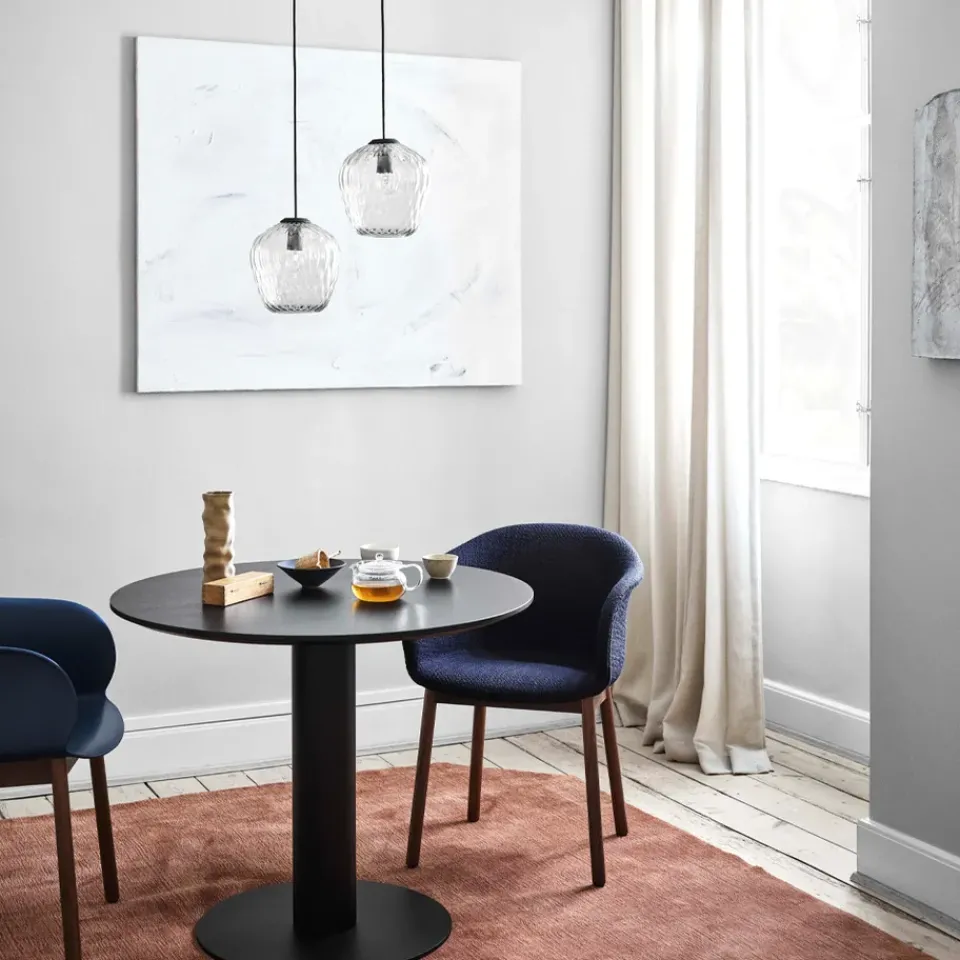 Mesa In Between SK11, Roble aceitado, soporte de metal negro mate*&Tradition