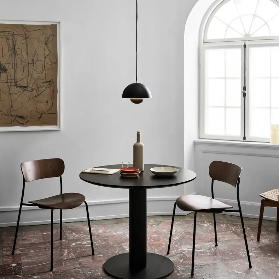 Mesa In Between SK11, Roble aceitado, soporte de metal negro mate*&Tradition
