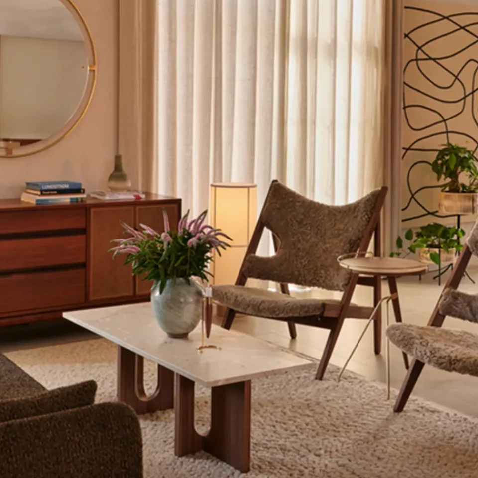 Mesa lounge Androgyne, Sand/kunis breccia, base de roble teñido de negro*Audo Copenhagen Sale