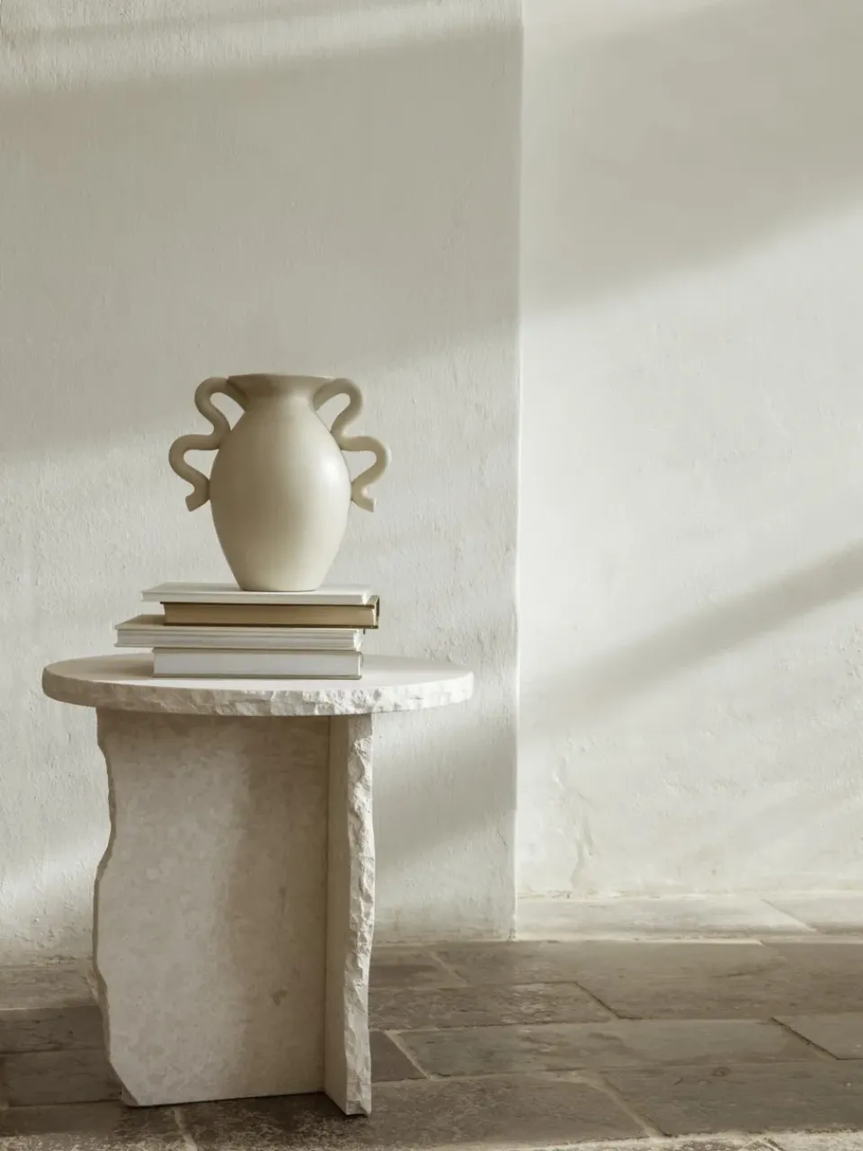 Mesa Mineral Sculptural Ø52 cm, Bianco Curia*Ferm Living Online