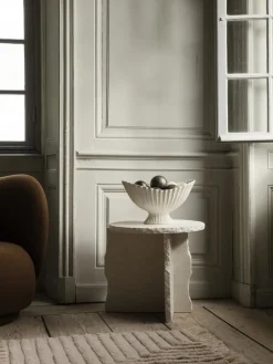 Mesa Mineral Sculptural Ø52 cm, Bianco Curia*Ferm Living Online