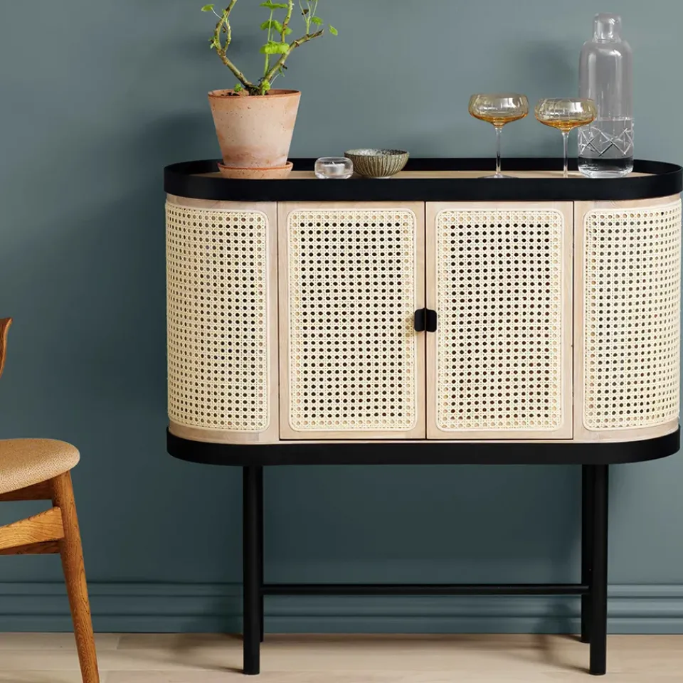 Mueble bar Be My Guest, Ratán, roble aceitado blanco, base de acero en color negro*Warm Nordic Sale