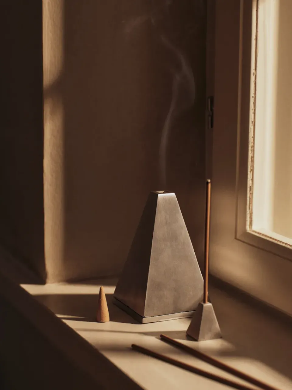Quemador de incienso Pyra con forma de cono, Borstad aluminium*Ferm Living Hot