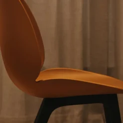 Silla Beetle plástico, Amber brown, patas negras*GUBI Discount