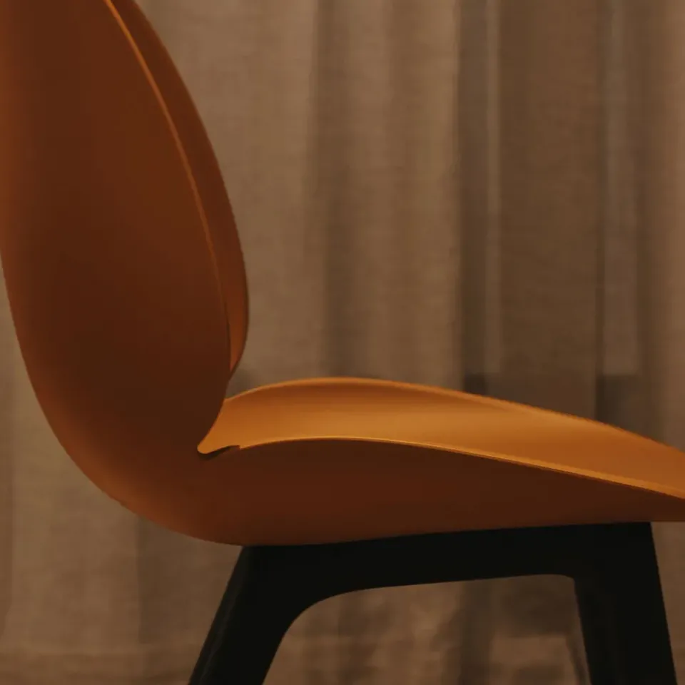 Silla Beetle plástico, Amber brown, patas negras*GUBI Discount