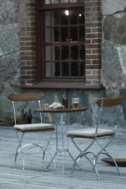 Silla Bryggeri, Teca-estructura galvanizada en caliente*Grythyttan Stålmöbler New