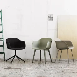 Silla con reposabrazos Fiber patas madera, Dusty green, patas barnizadas de marrón oscuro*Muuto New