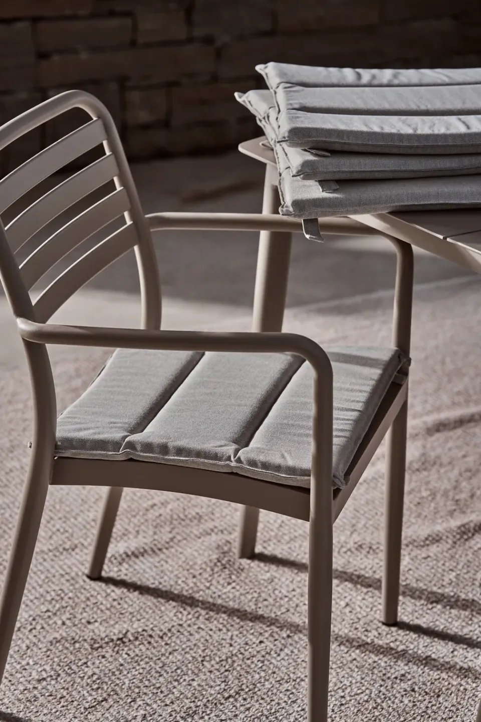 Silla con reposabrazos Messina, Taupe*1898 Clearance