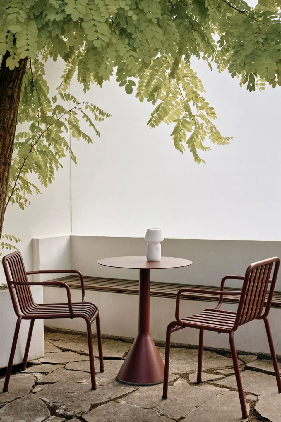 Silla con reposabrazos Palissade, Iron red*HAY New