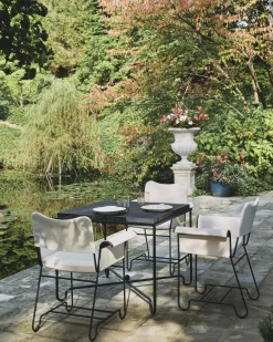Silla con reposabrazos Tropique, Black-Leslie 06*GUBI