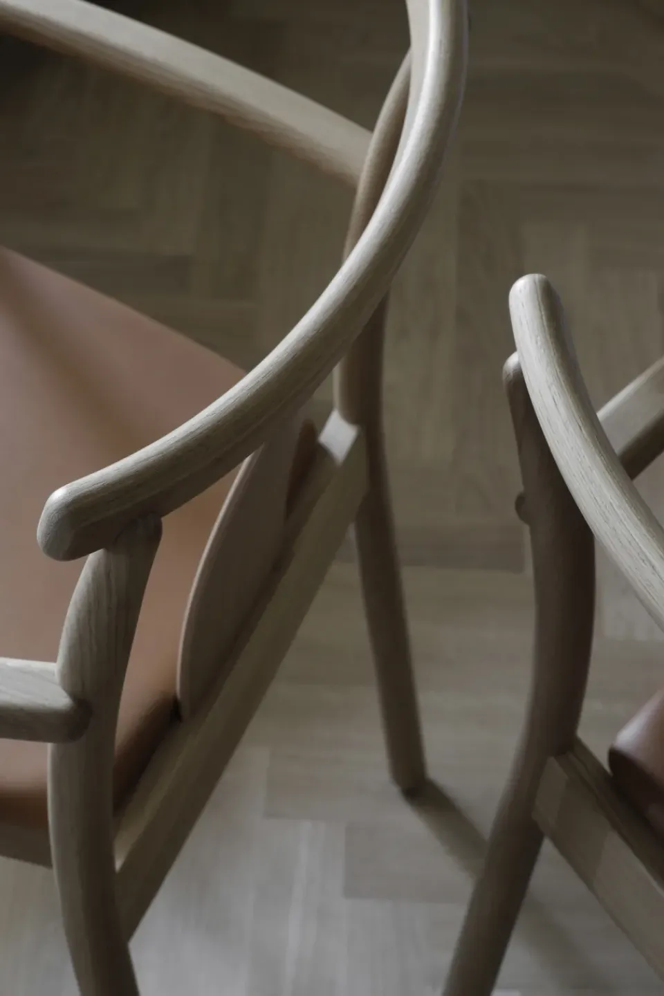 Silla con reposbrazos y cojín de silla Merkur, Oak- Dakar 0250 cognac*Audo Copenhagen Sale