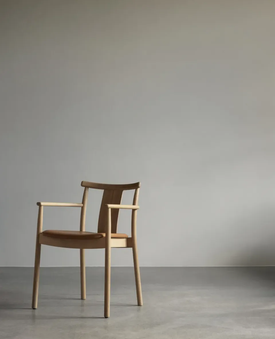 Silla con reposbrazos y cojín de silla Merkur, Oak- Dakar 0250 cognac*Audo Copenhagen Sale