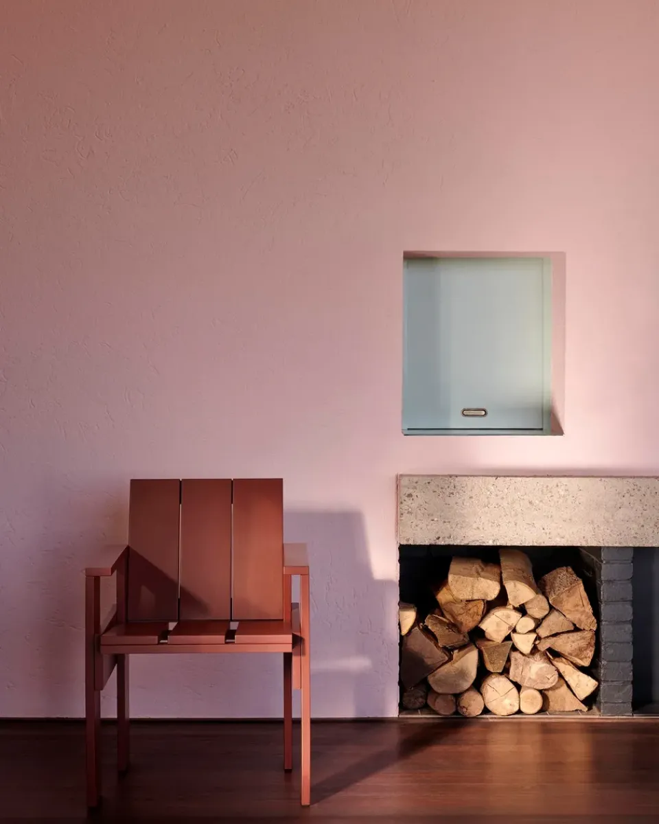 Silla de comedor Crate con reposabrazos en pino lacado, hierro*HAY