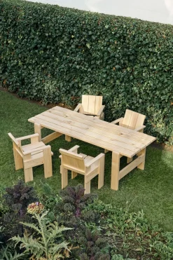 Silla de comedor Crate con reposabrazos en pino lacado, Pino lacado al agua*HAY Sale