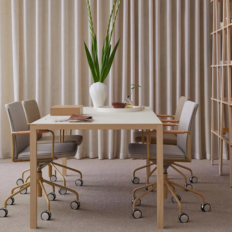 Silla de oficina elevable/bajable sin basculación Stella, Cuero elmosoft 99999 , base de cromo, reposabrazos forrado en cuero, respaldo flexible*Swedese Best